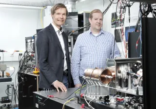 Martti Heinonen and Anders Wallin by the optical clock at VTT MIKES