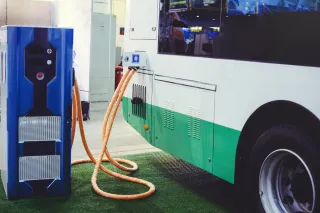 Valokuva latauksessa olevasta bussista